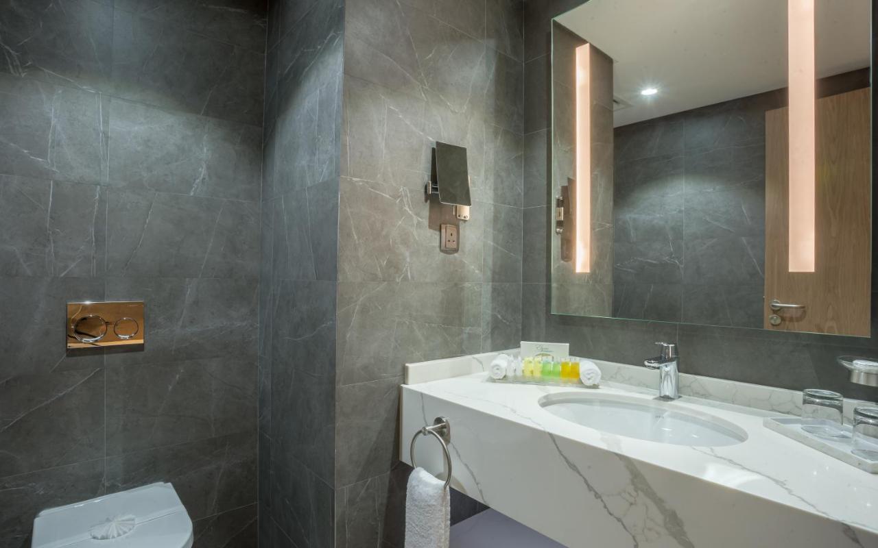 Hotel Clarion Airport 4*